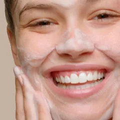 Cleans and unclogs pores